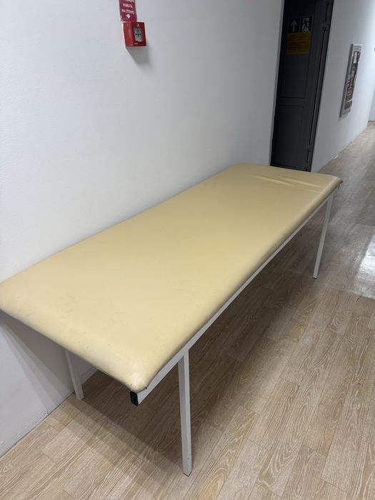 Продаю кушетки , маникюрный стол , ресепшн , шкаф, ветрины, шторы