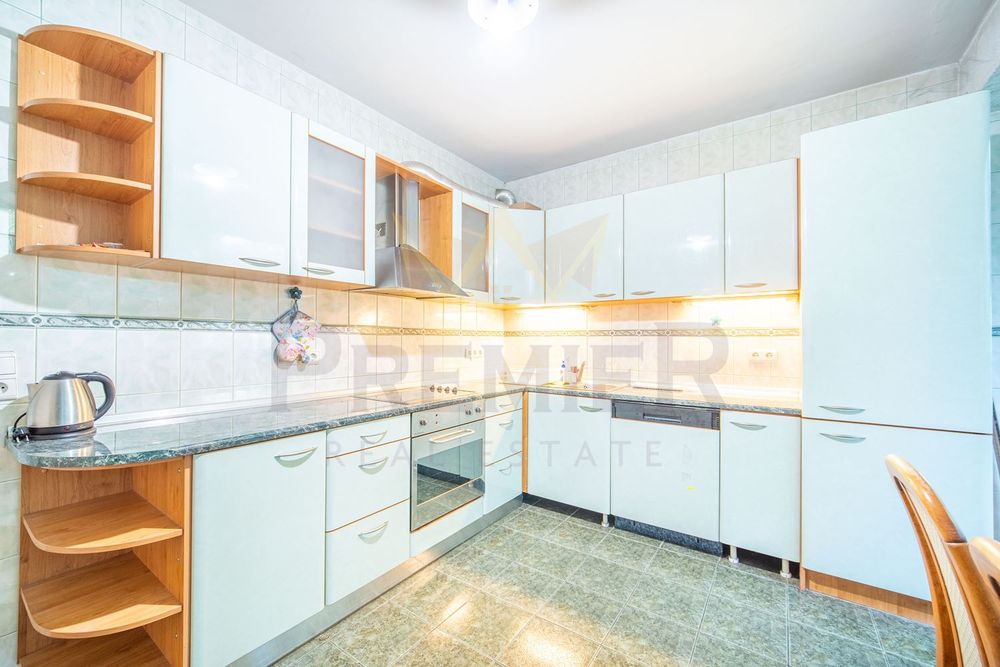 Продава се Четиристаен апартамент в Варна, Лятно кино Тракия - 110 кв.м за 1955 €/кв.м - Снимка #1