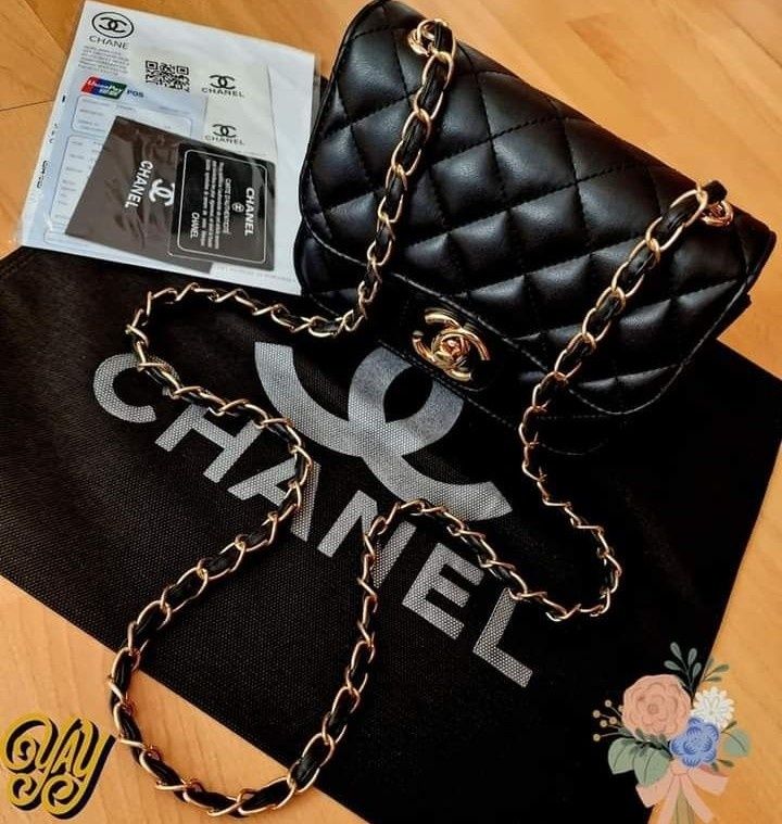 Geanta mini Chanel, logo metalic, accesorii aurii