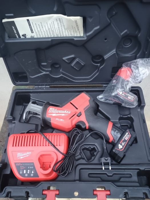 Fierăstrău săbie milwaukee chz nou. Set cu 2 baterii,cutie și incarcat