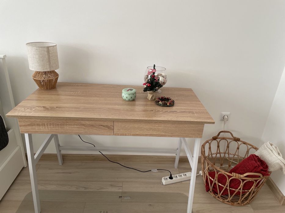 Бюро с две чекмеджета