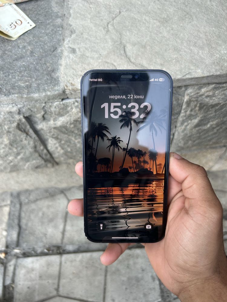 Iphone 12 доста запазен