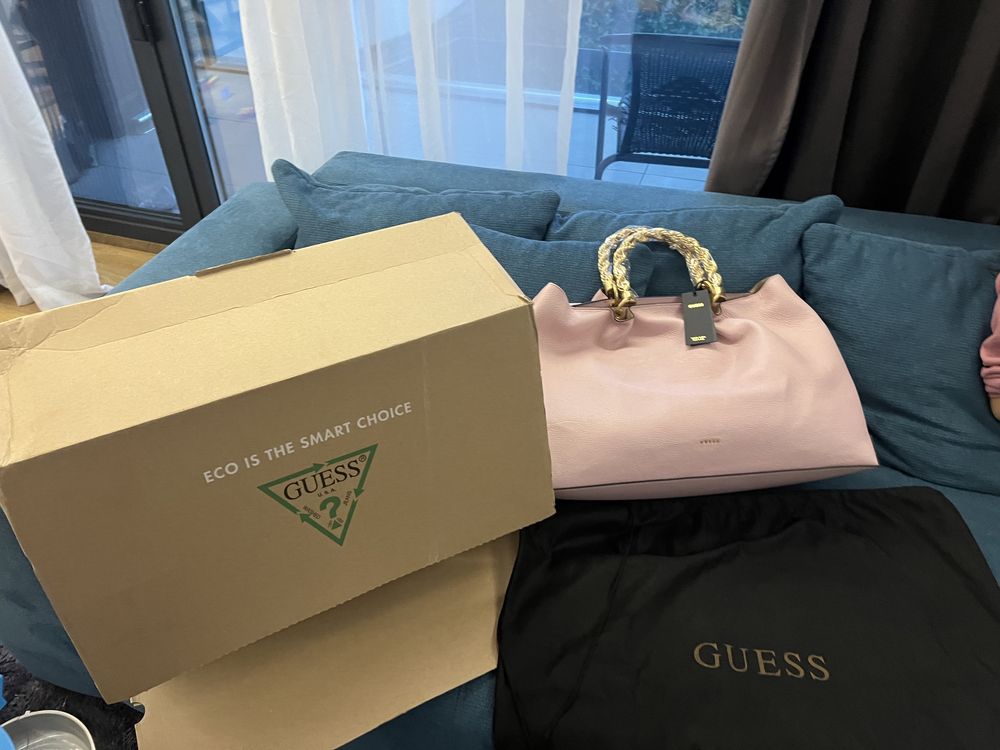 Чанта GUESS.Нова, XL size. С етикети,торбичка,всичко от до.100% ориг.