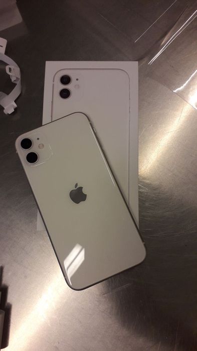 iPhone 11 / 64GB / 69% battery health / white