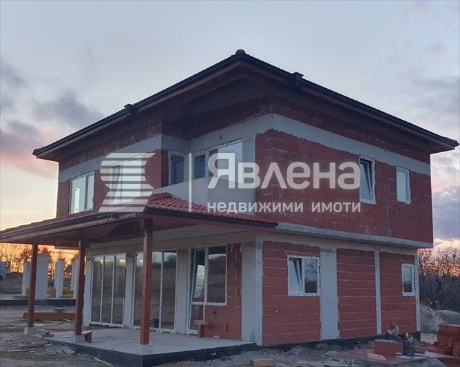 Двуетажна просторна Къща в село Приселци