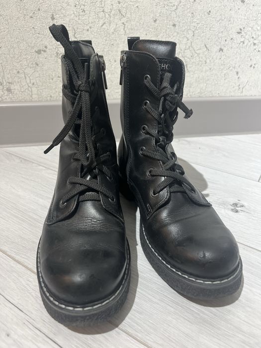 Кожаные ботинки.