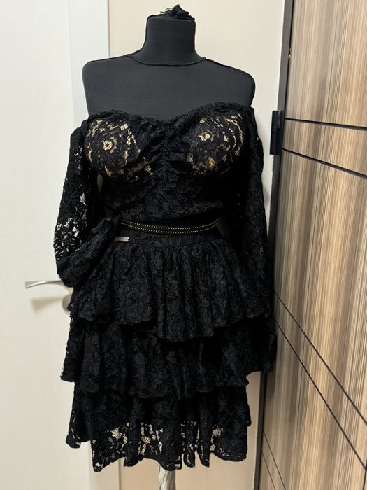 Дантелена рокля в черно