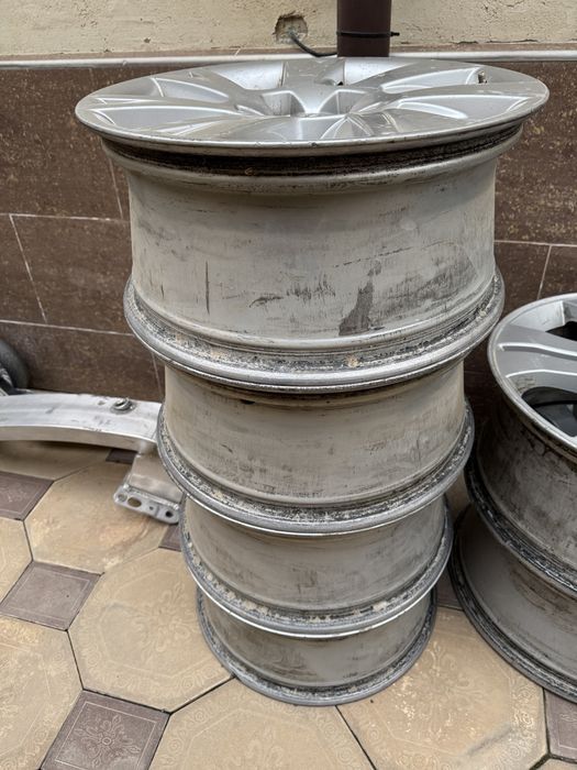 Продаю оригинальные литые диски Audi R17