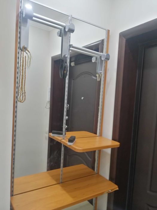 Прихожая,  зеркало с полочками и вешалками