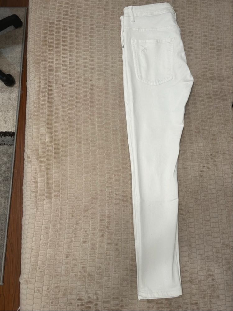 Blugi albi bershka