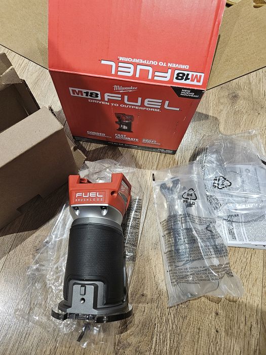 Milwaukee freza de contur 2723-20