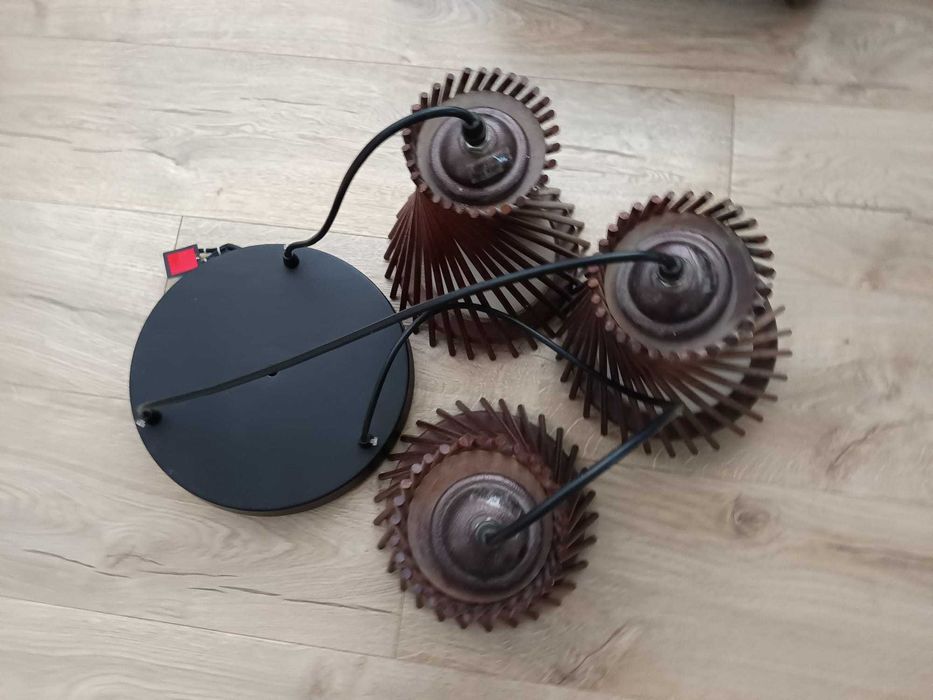 Vand lustra, aplice de perete si 2 de tavan in stare foarte buna.