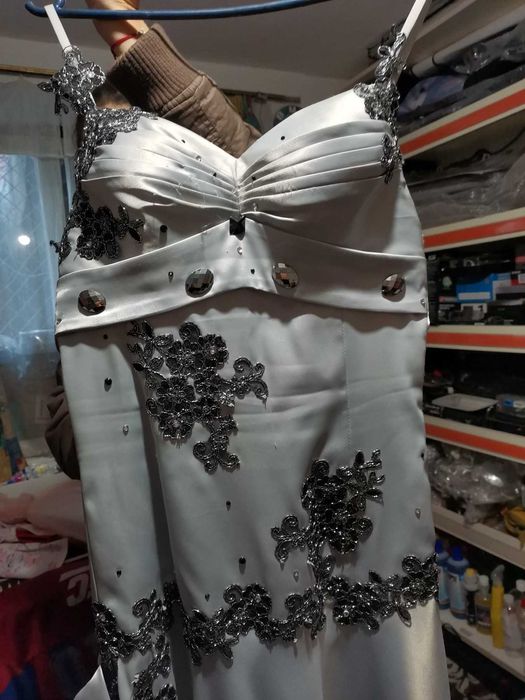 Абитуриенска рокля