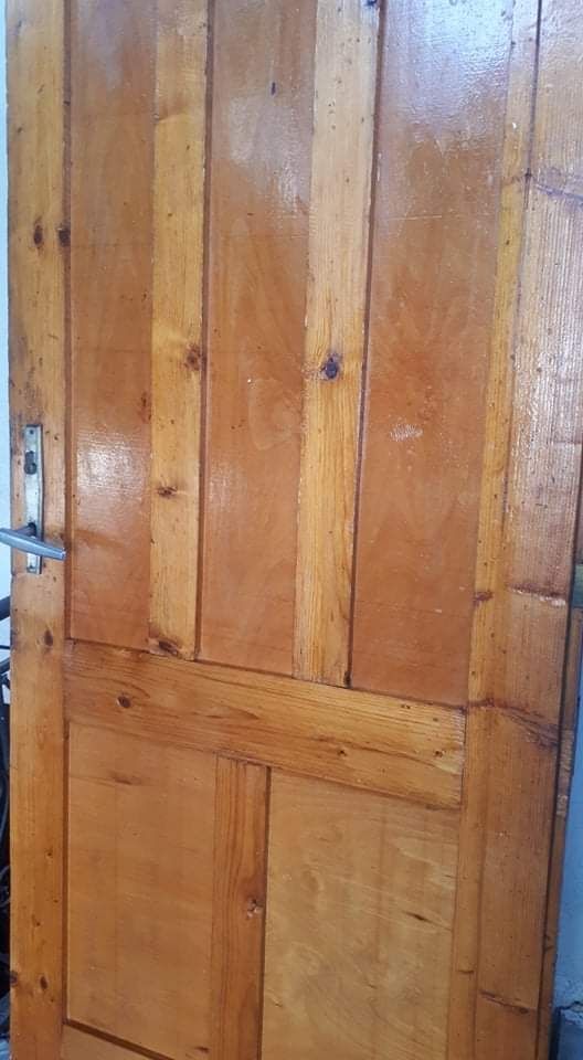 Дървени крила на врата