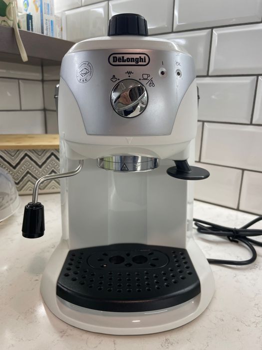 Еспресо машина DeLonghi EC221.W