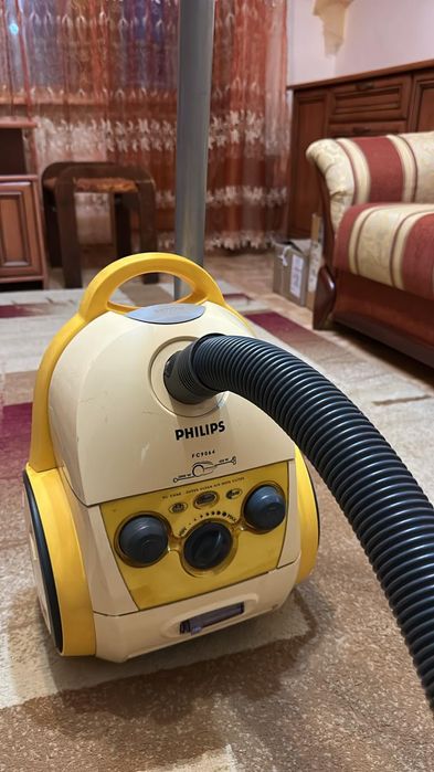 Пылесос Philips.