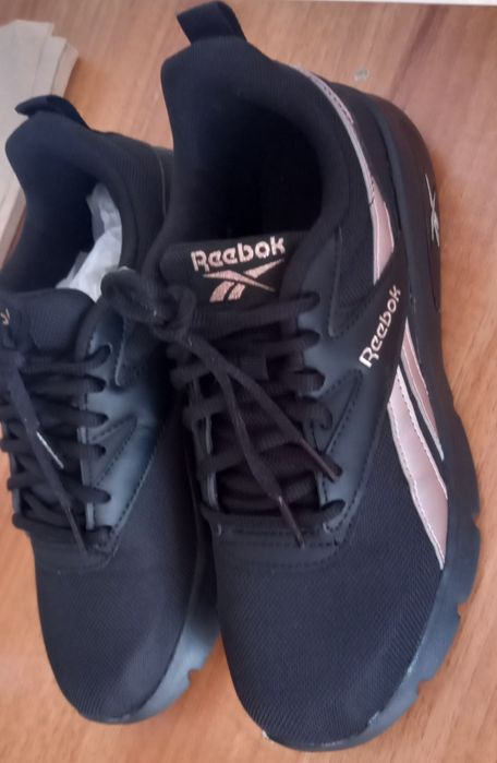 Adidași dama sport sunt  noi