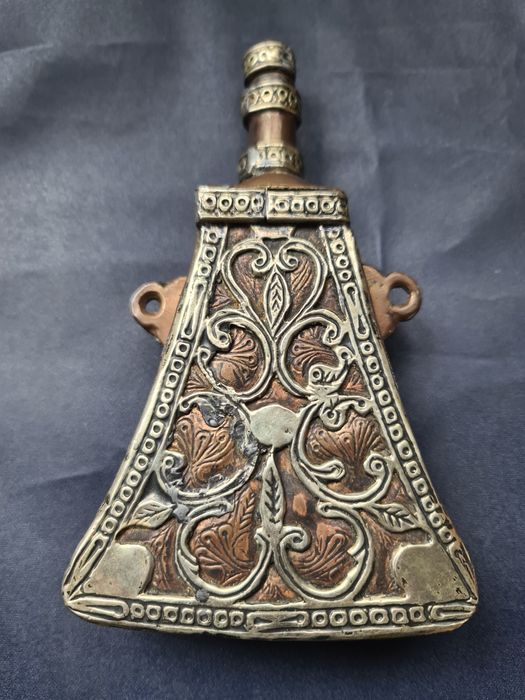 Продавам стара бронзова барутница