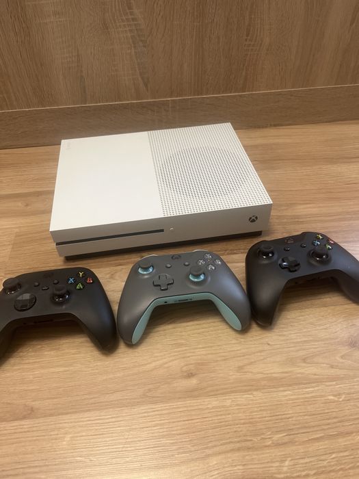 Xbox One S- 1TB + 3 manete
