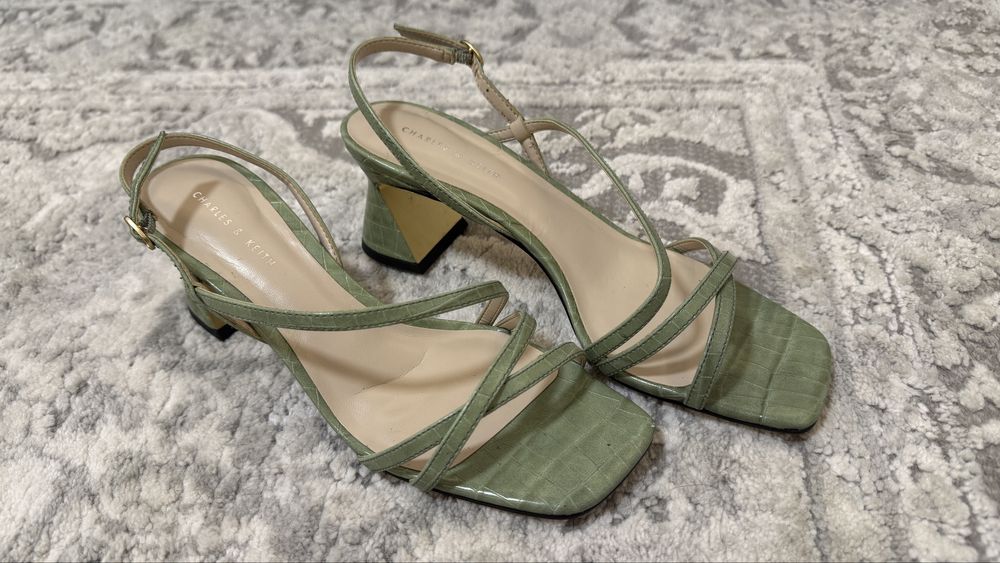 Sandale cu toc Charles & Keith marimea 37