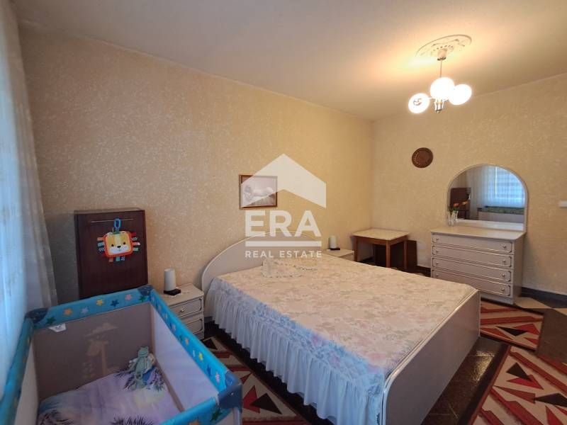Тристаен, ексклузивен, частично обзаведен апартамент за продажба, с от