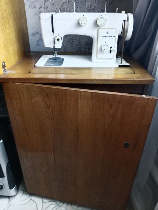 Продам машинку швейную.