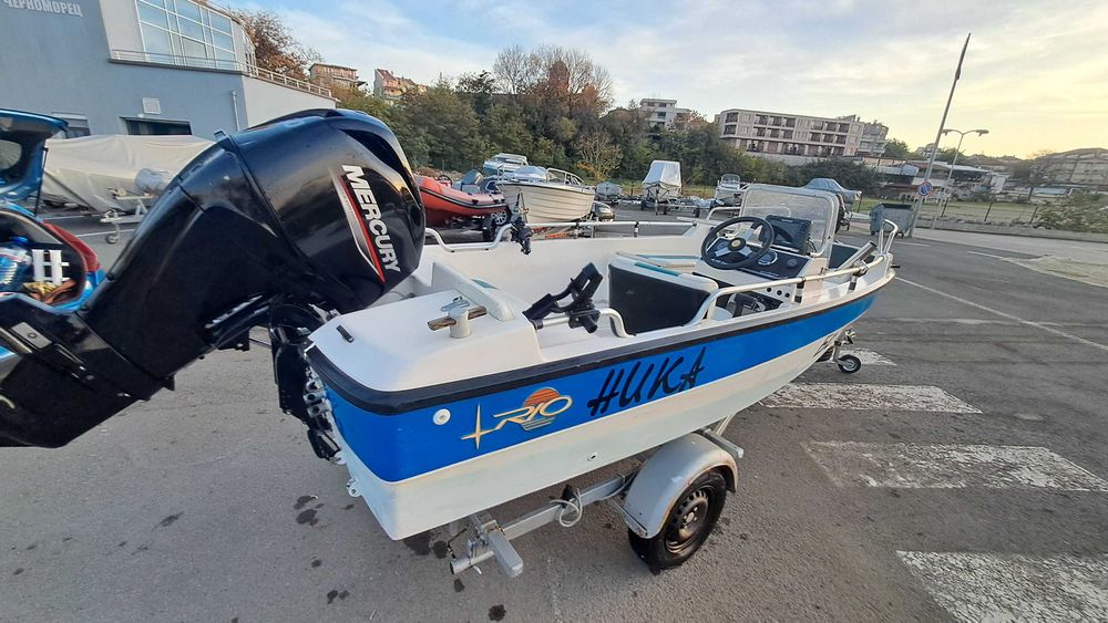 Лодка RIO CROSS 4,50, двигател Mercury 50 к.с. и регистриран колесар