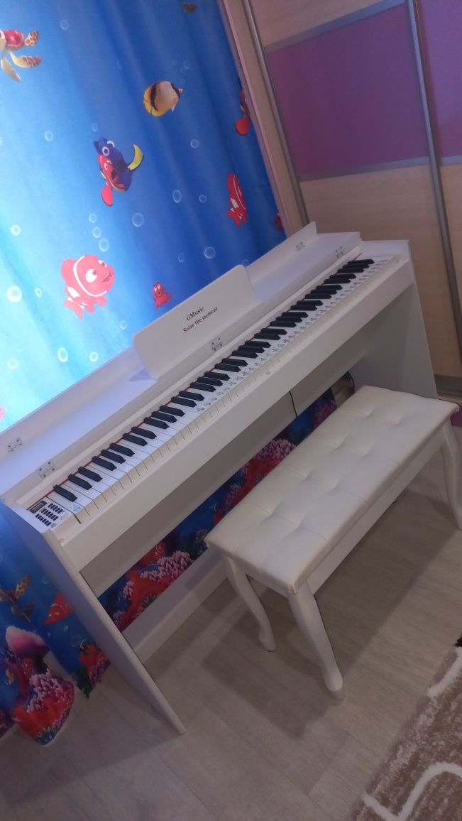 Продам пианино + банкетка практически новое)