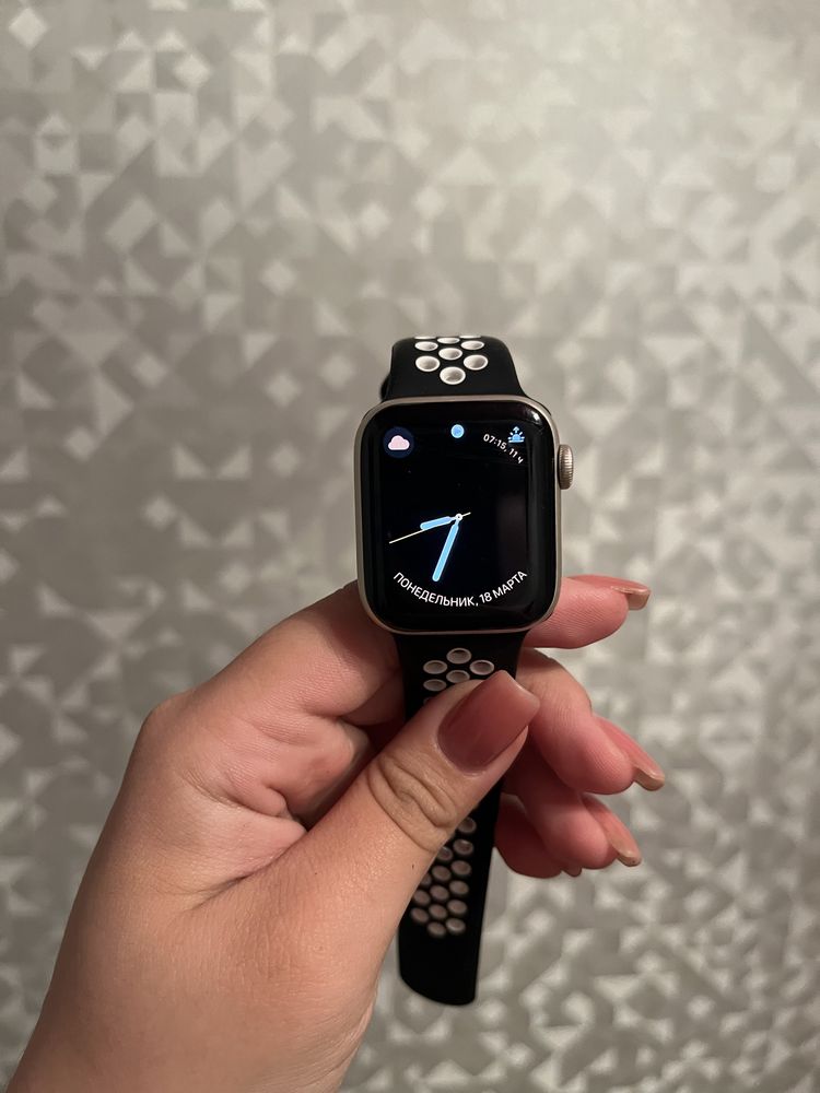 Продам Apple Watch SE в отличном состояние