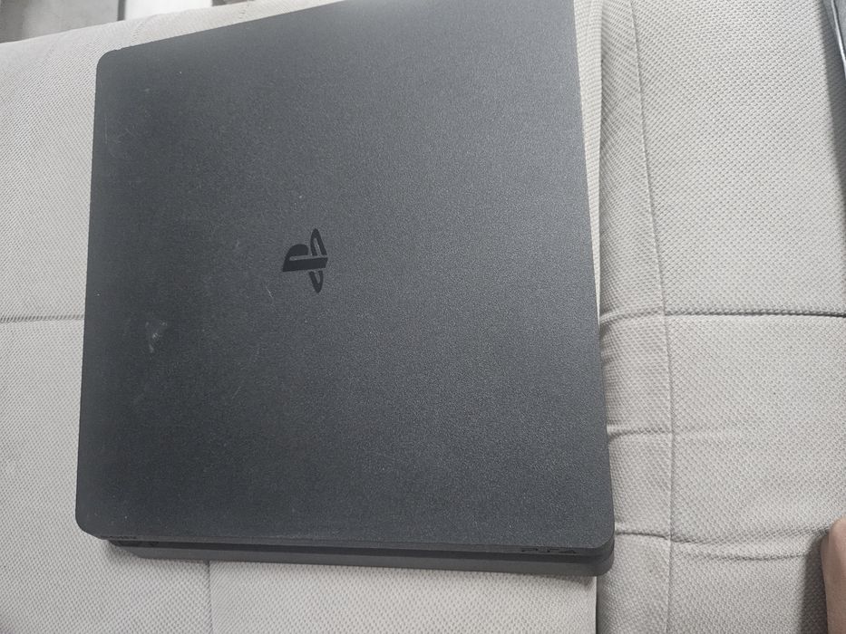 Vând PlayStation 4