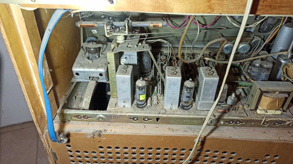 VEF Rapsodija радиограмофон Лампов - 70те г на XX век

цена 75 €вро