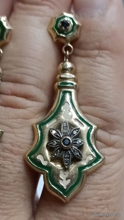 Vind cercei vintage din aur cu email