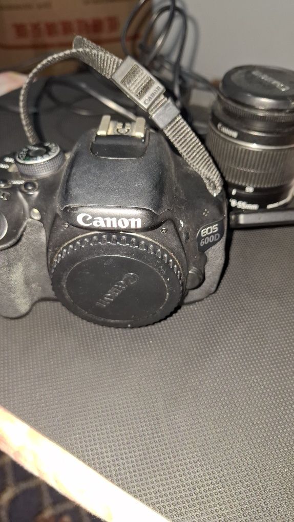 Canon EOS 600 D sotiladi + Micrafone Wireless