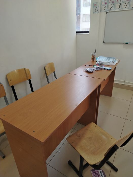 Парты и стуля для школьников, шкафы