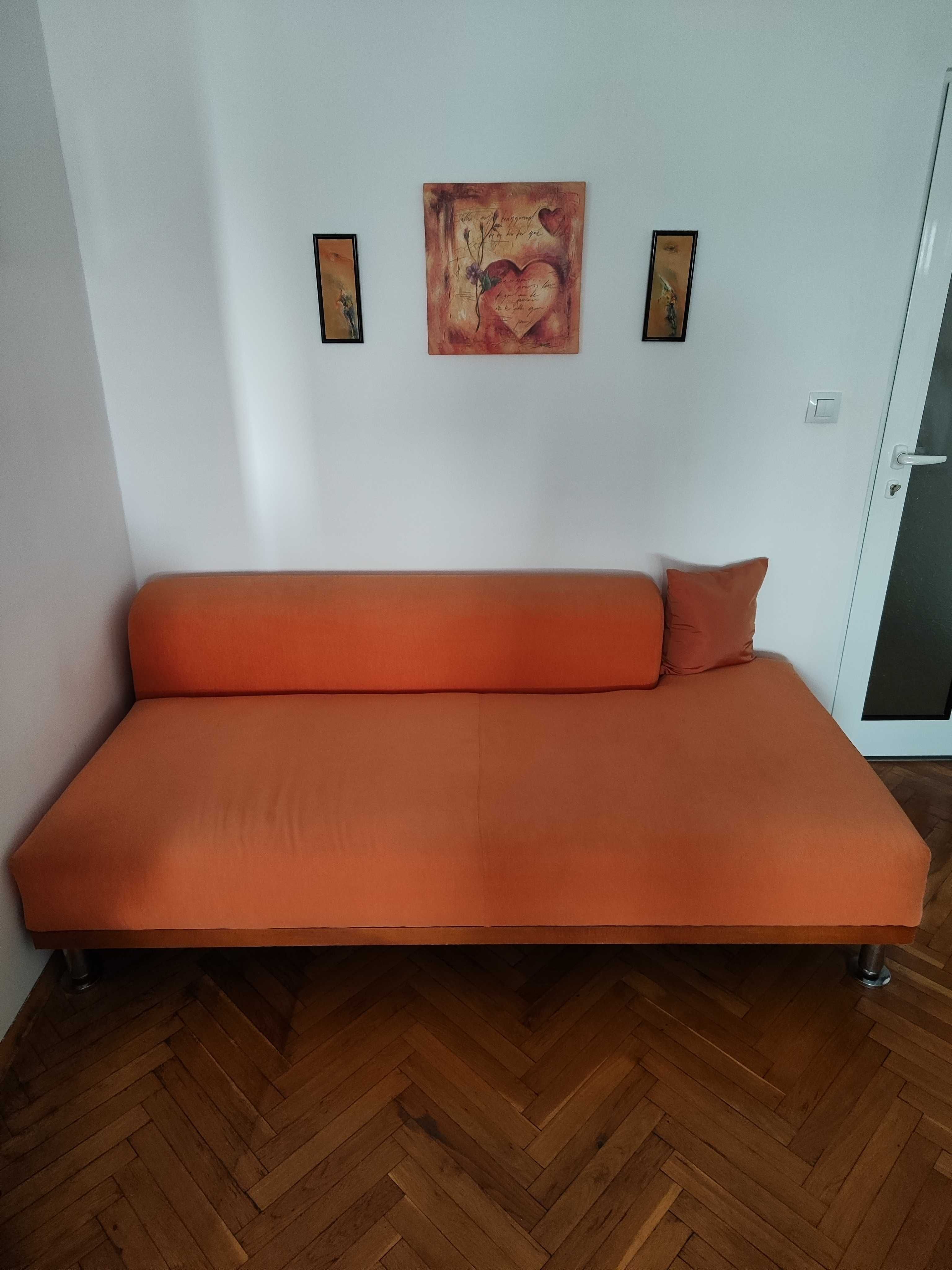 Продавам моден диван