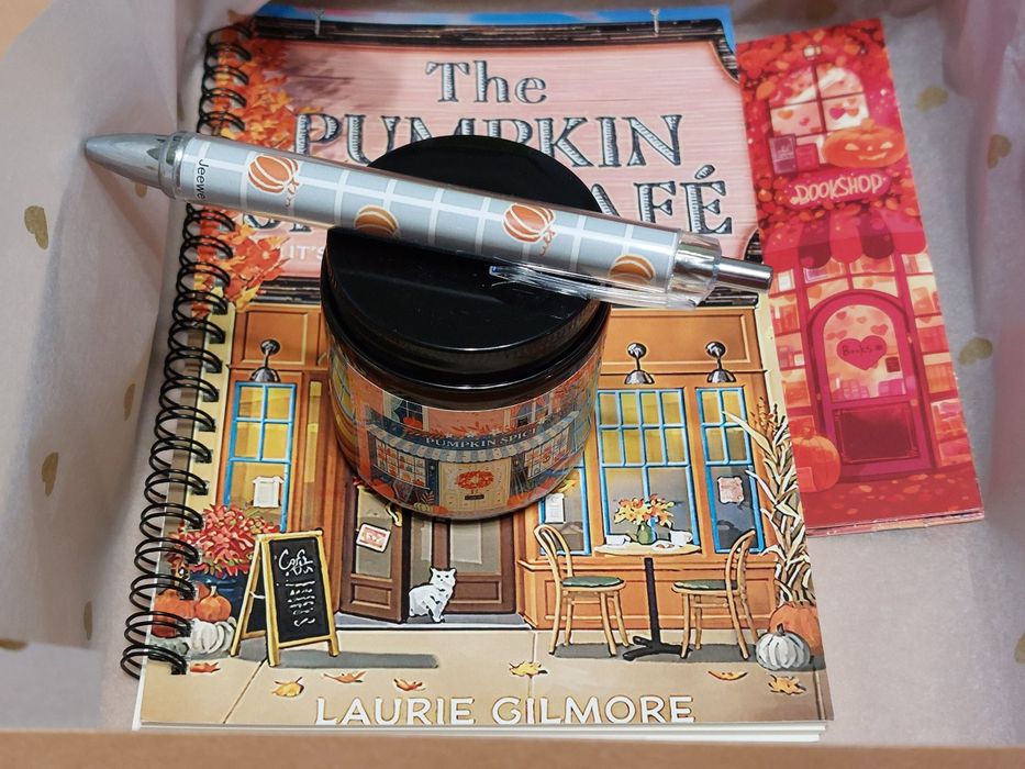 Кутия с тематика от книгата "Кафене "Пъмпкин спайс"