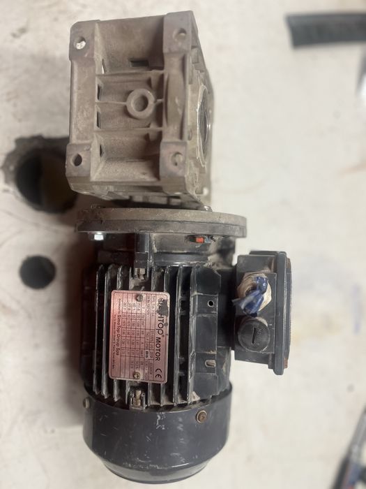 Motor electric de 0,55 kw cu reductor