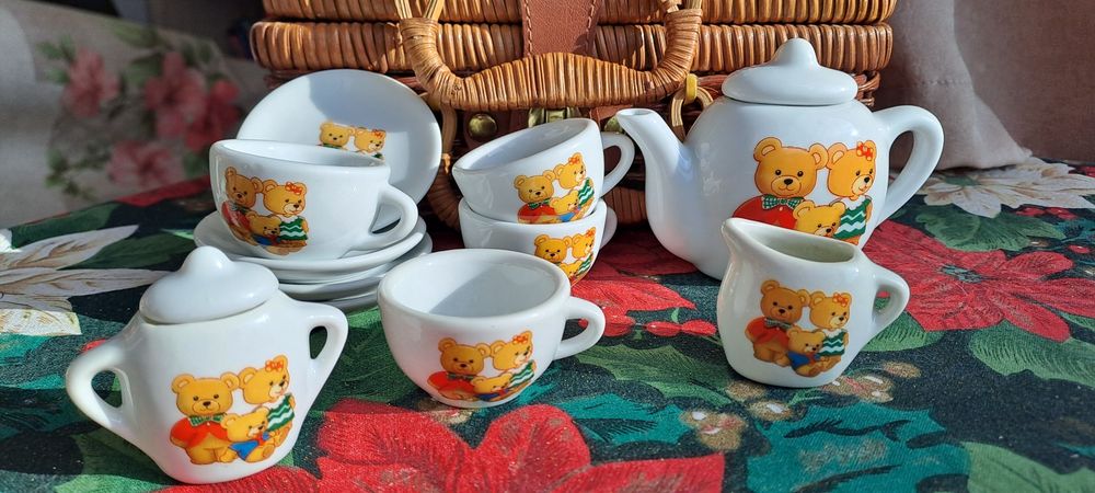 Порцеланов кукленски сервиз