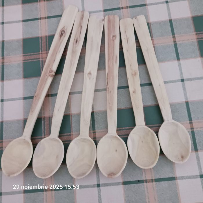 Linguri din lemn lucrate manual