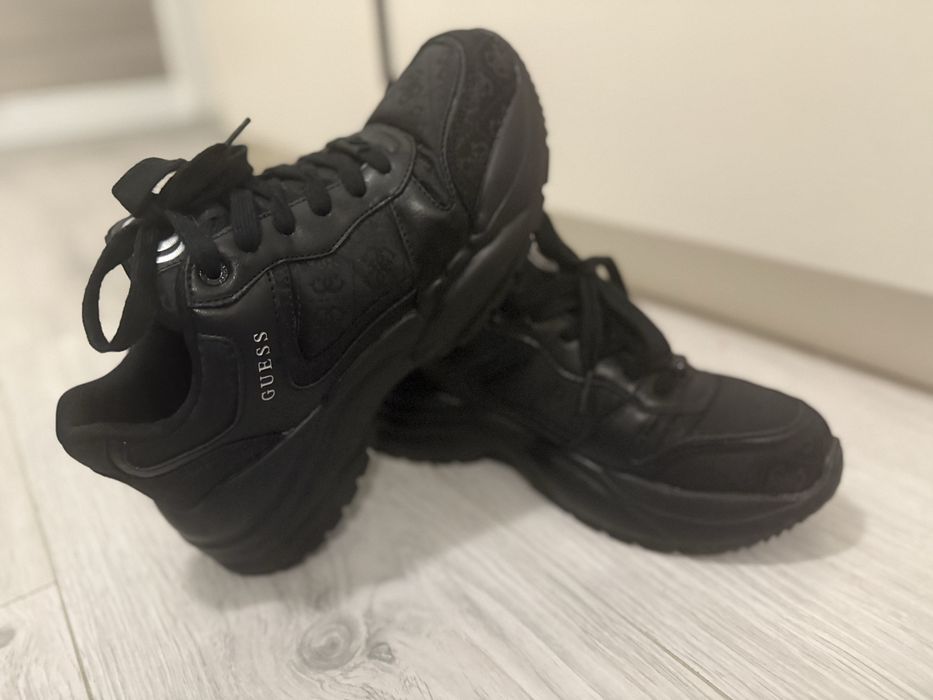 Маратонки    Guess