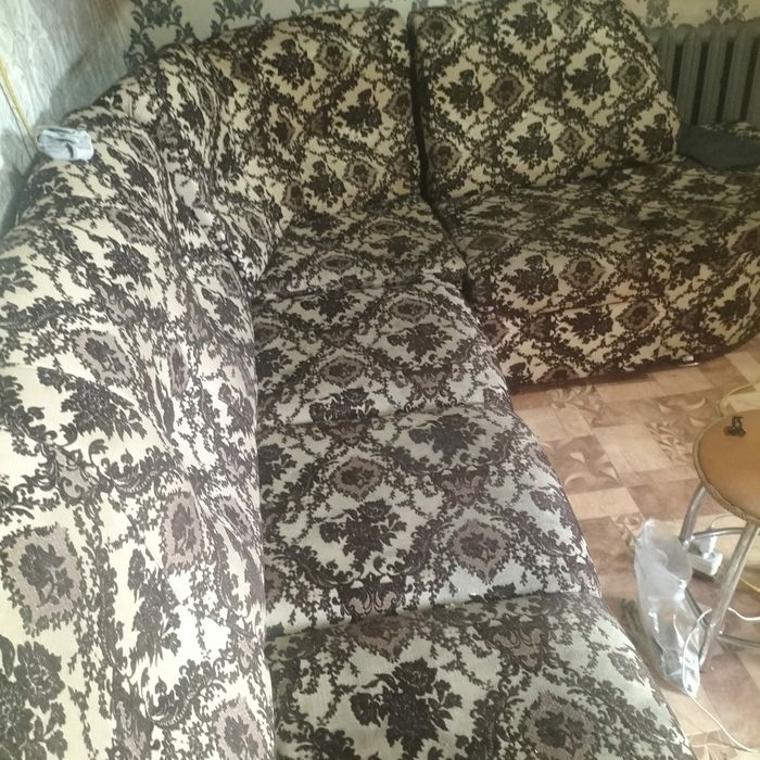Продам угловой диван с креслом