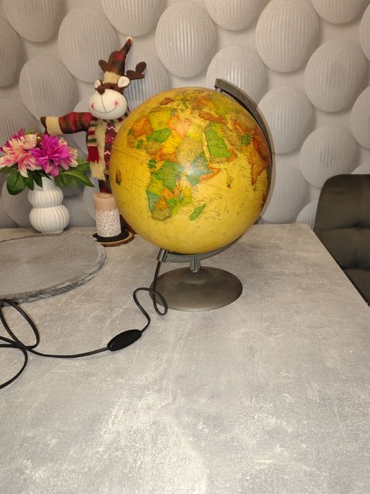 Светещ глобус  с лупа