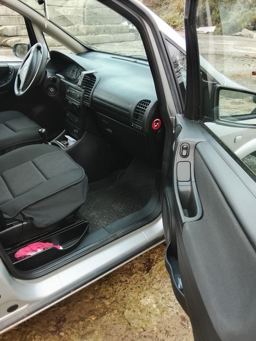 Продавам Опел Зафира