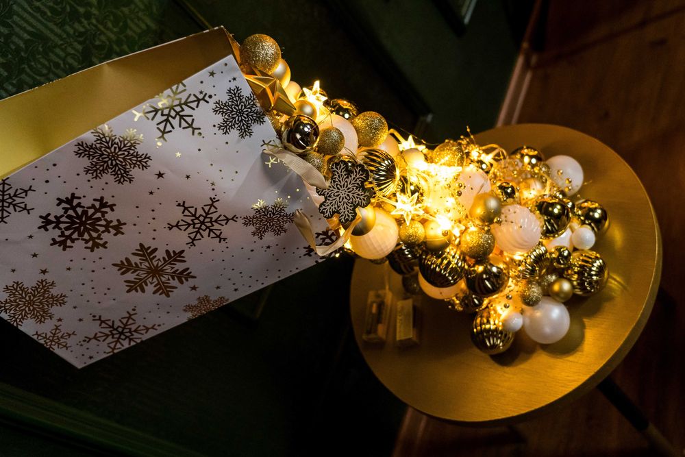 Decoratiune Craciun hand-made punga mare globuri aurii si lumini