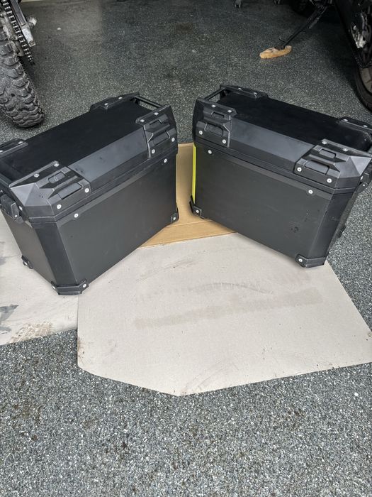 2бр странични куфари за мотор 2х28L със стойки за монтаж