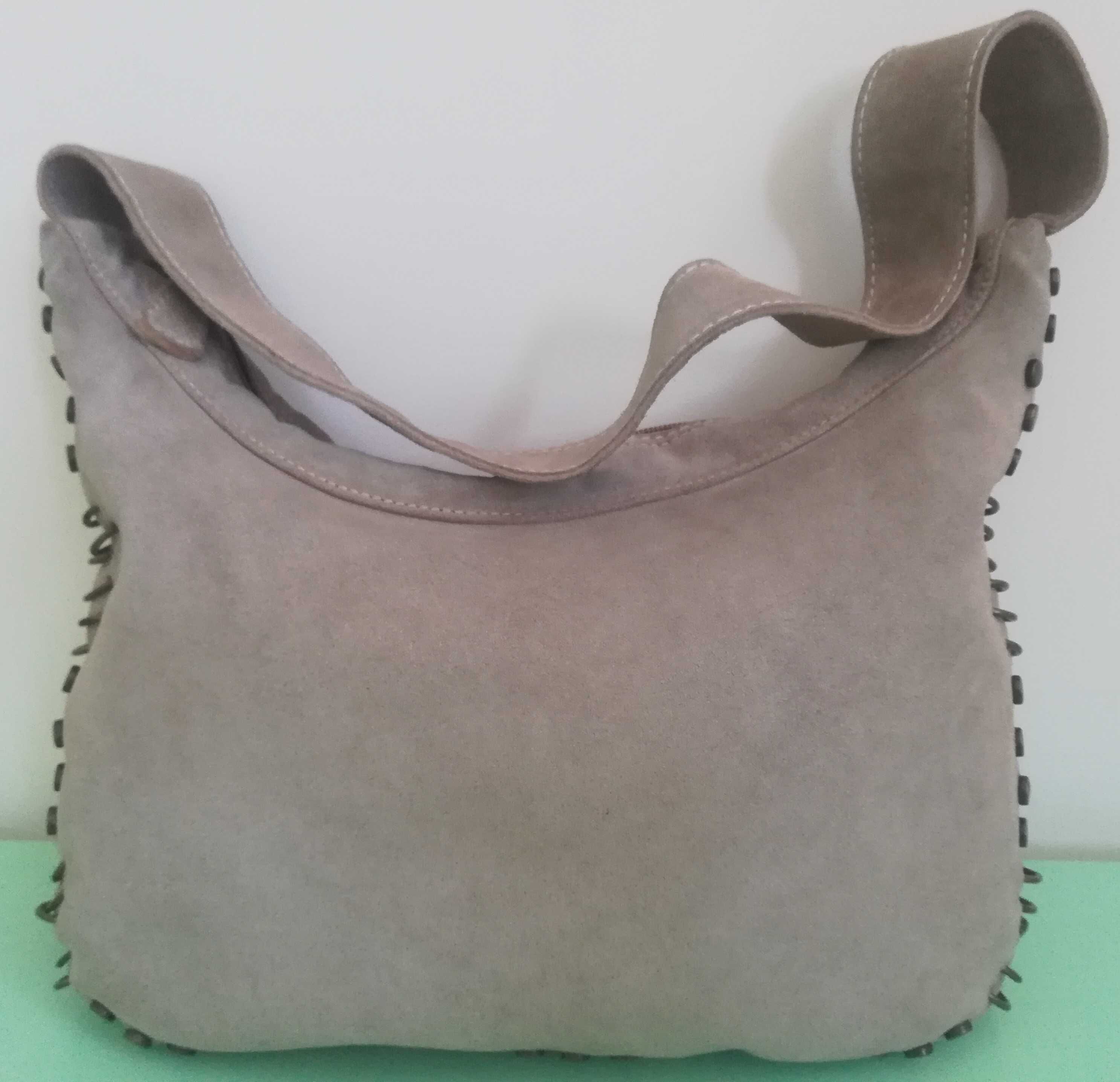 Дамска чанта от естествен бежав велур,с метален обков
