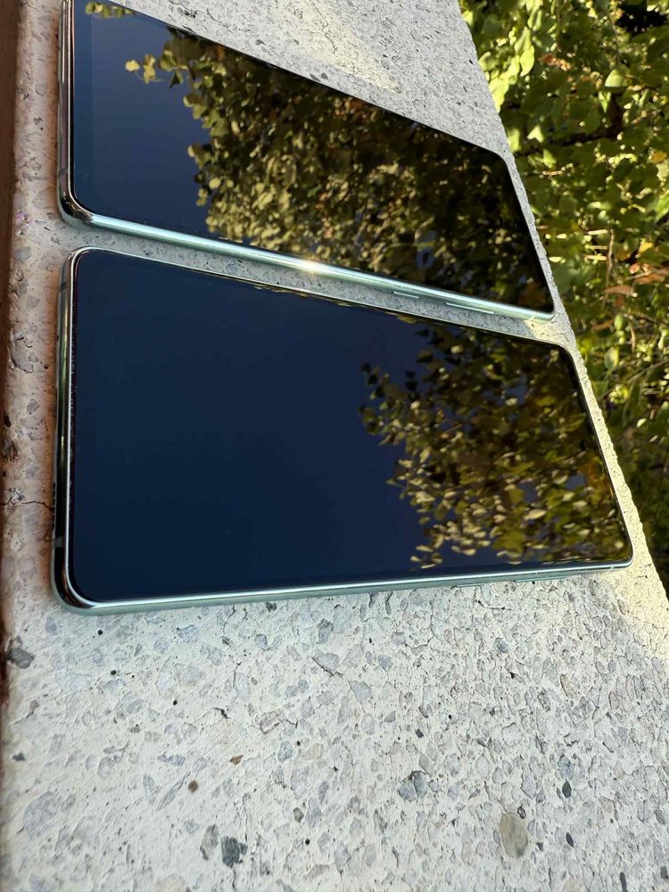 Продавам 2 броя дисплеи за Samsung S20 FE