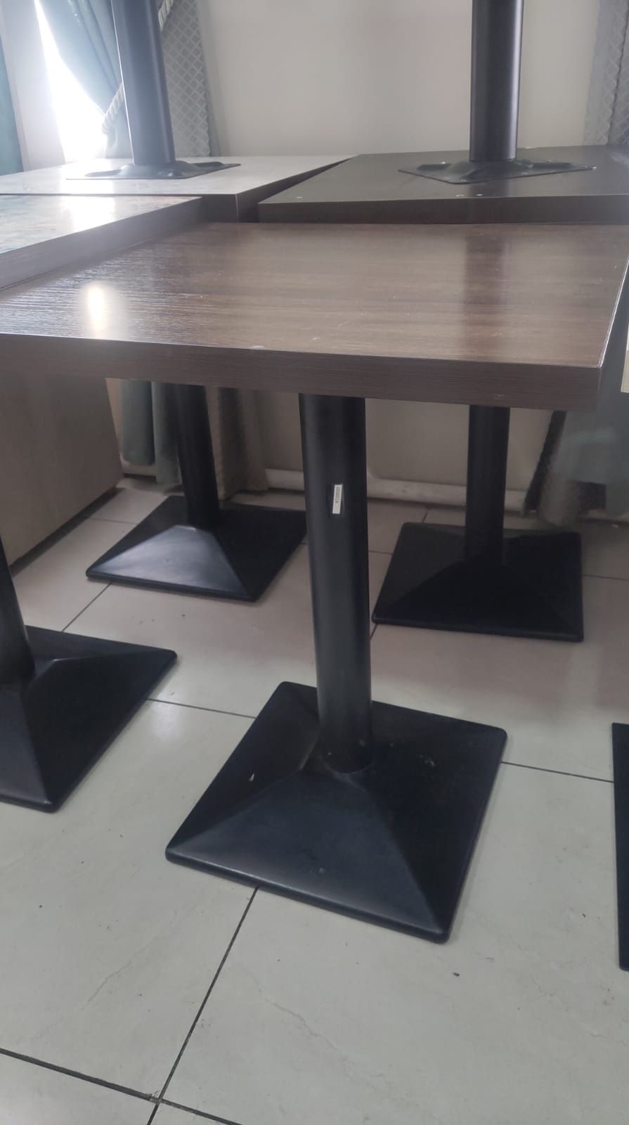 Продам столы с металическими ножками