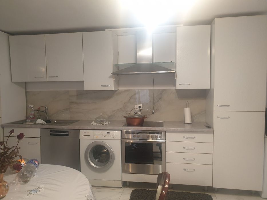 Mobilă de  bucătărie cu toate cele din poza