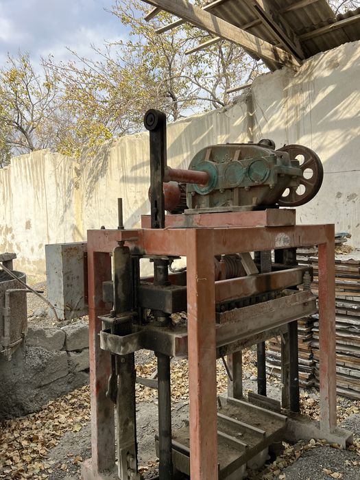 Shlakablok aparadlari sotiladi